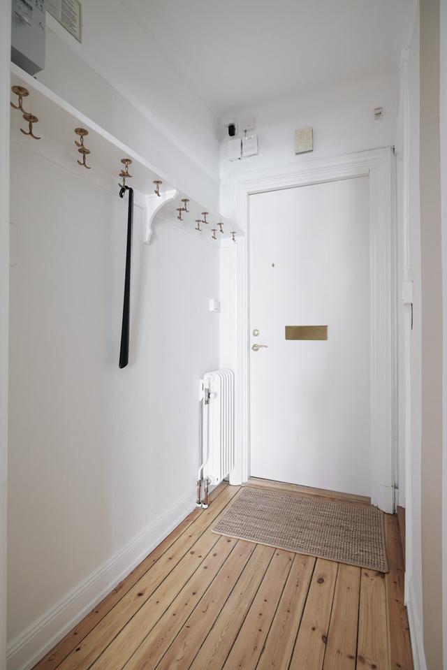 Interiör av smart studio i Vasastans historiska byggnad vid St. Eriksplan, Stockholm