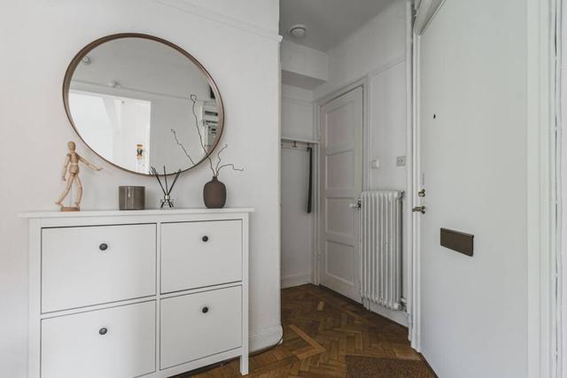 Mysigt vardagsrum med bäddsoffa i lägenhet i Vasastan, Stockholm