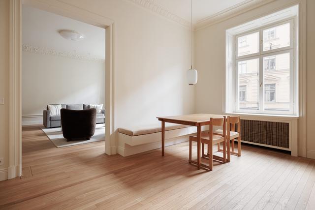 Skandinavisk lägenhetsinteriör med privat balkong i Östermalm, Stockholm