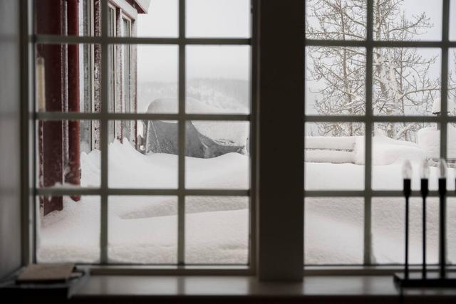 Mysig öppen spis i Åre-lägenhet