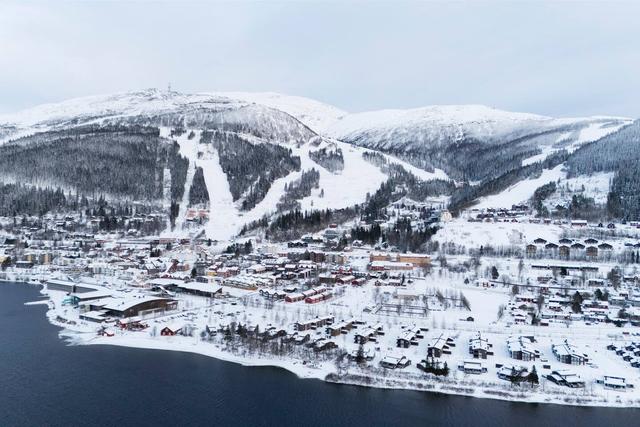 Vardagsrum med kokvrå och bergsutsikt i Åre-lägenhet