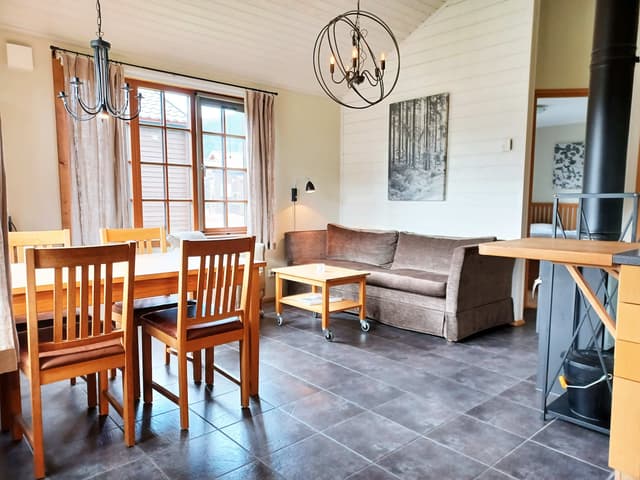 Fristående stuga i Åre Strand, Åre, med södervänd uteplats och öppen spis nära liftar och sjön