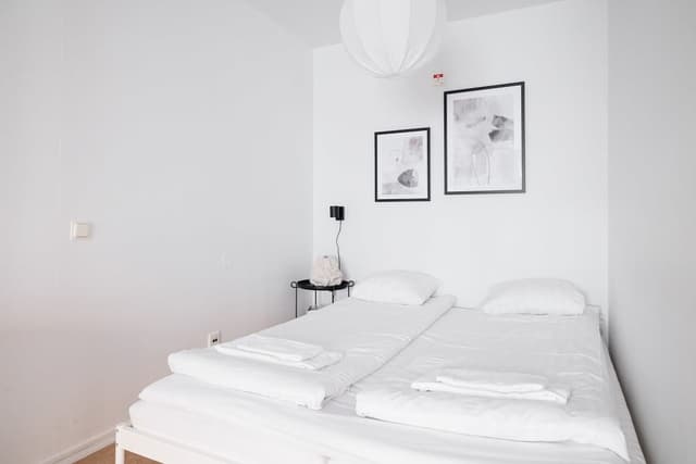 Studiointeriör i SoFo Södermalm med minimalistisk design, nära hantverksbutiker och kaféer.