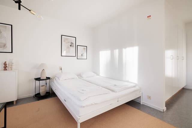 Studio in Södermalm with kitchen, bathroom, coffee machine and 140 cm sofa bed