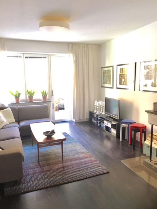Ljust vardagsrum med soffa och konst i lägenhet på Södermalm; Stort sovrum med dubbelsäng på Södermalm; Enkelt sovrum på Södermalm; Ytterligare enkelt sovrum på Södermalm; Utrustat kök med spis och kyl på Södermalm; Privat terrass på lugn gata i Södermalm