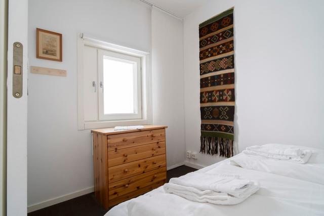 Living room in Åre apartment with sofa bed and mountain view.