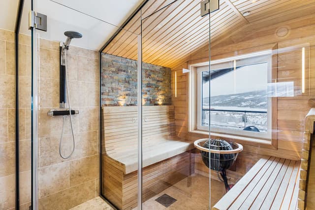 Rymlig lägenhet i Åre med stora fönster, bastu, öppen spis och balkonger nära skidåkning och centrum