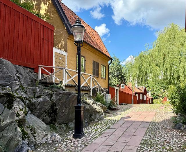 Öppen planlösning kök och matplats i en tvåa på översta våningen i centrum
