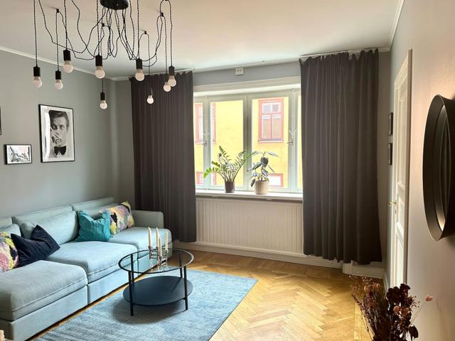 Södermalm studio apartment with fully equipped kitchen.