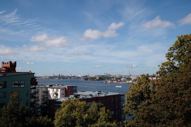 Takvåningsstudio med utsikt över Stockholms inlopp