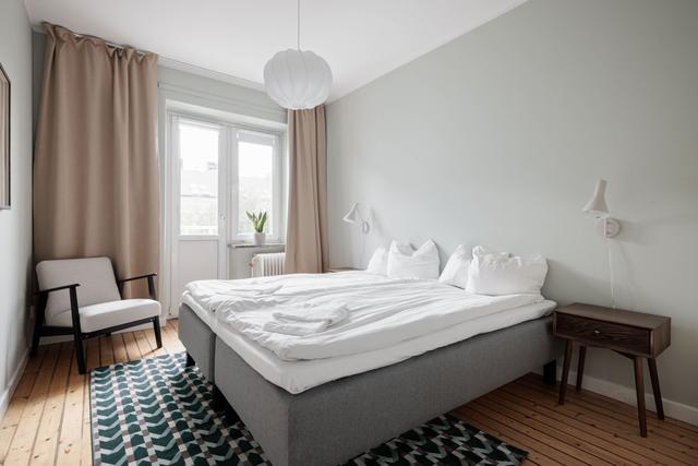 Lägenhetsbalkong mot grönska i Sundbyberg, Stockholms förort