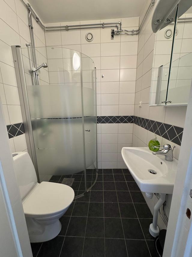 Mysig studiointeriör, pentryvy, sovdel, Sundbyberg Stockholmsförort.