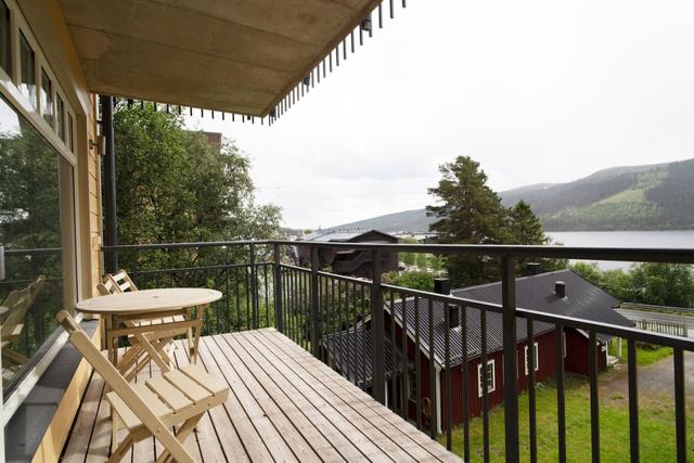 Dining area with stunning lake and mountain views in Åre