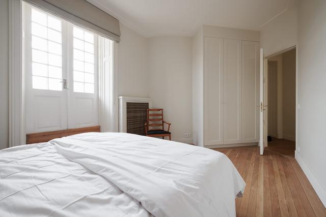 Skandinavisk lägenhetsinteriör med privat balkong i Östermalm, Stockholm