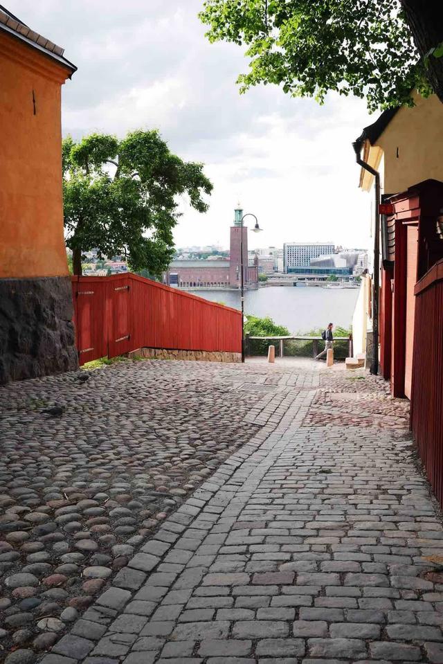 Vardagsrum i Södermalmslägenhet med matbord, bäddsoffa och läshörna