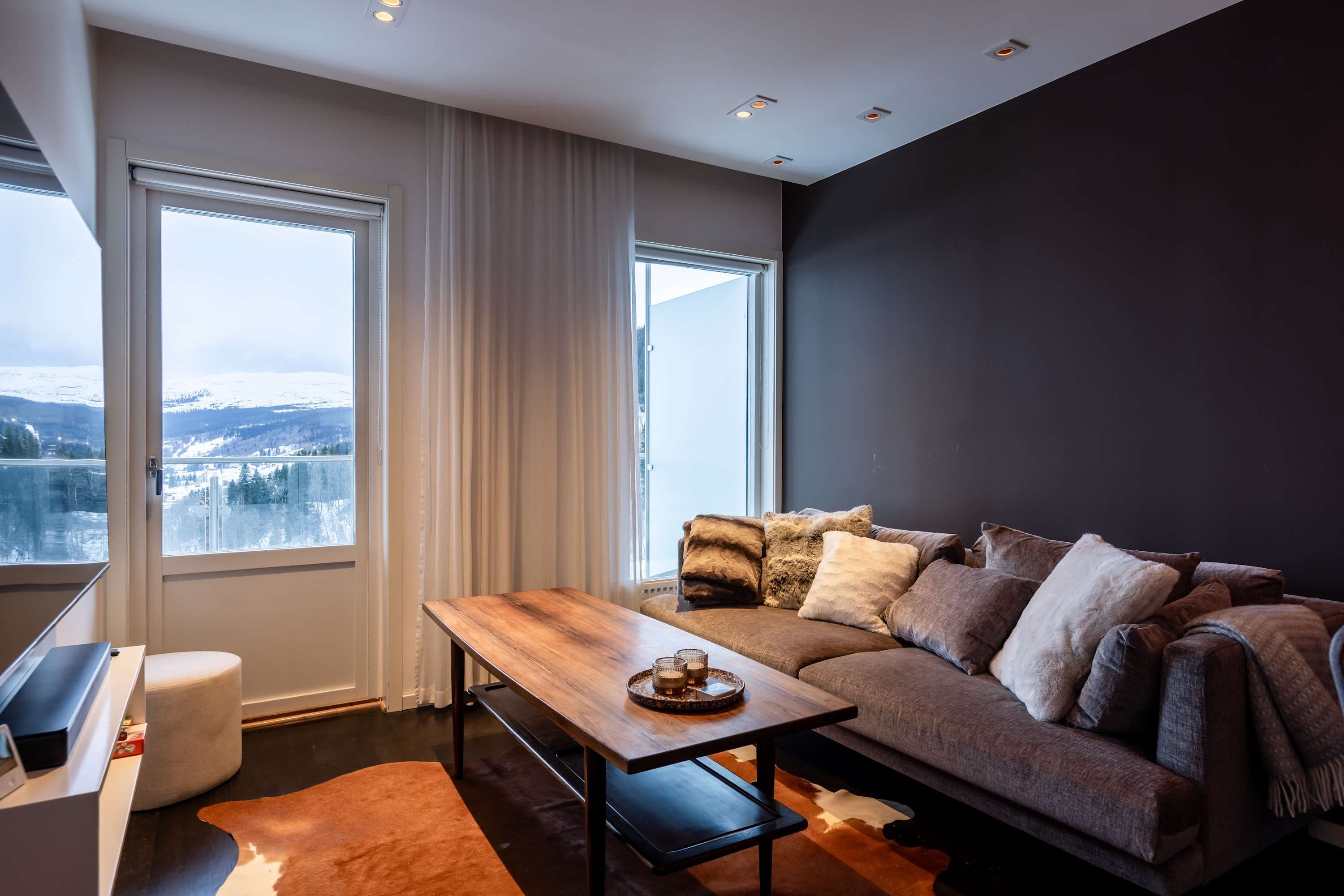 Åre Tott ski in/ski out apartment exterior view with ski bridge and mountain panorama
