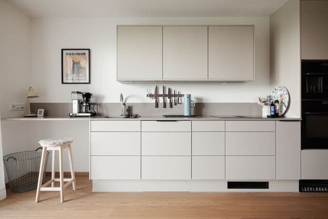 Modern skandinavisk studio med balkong på Kungsholmen, Stockholm