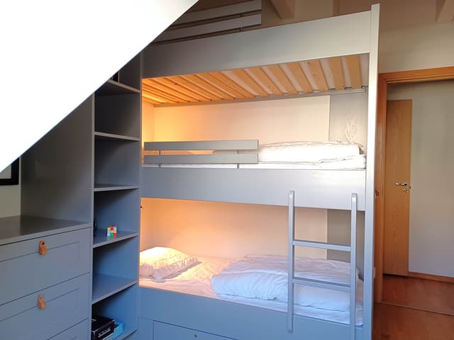 Top-floor apartment in central Åre with slanted ceilings, natural light and ski storage near the lifts