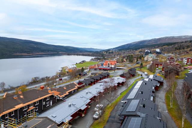 Vardagsrum och kök i Åre Fjällby lägenhet, master sovrum, barnrum med våningssäng, balkongutsikt