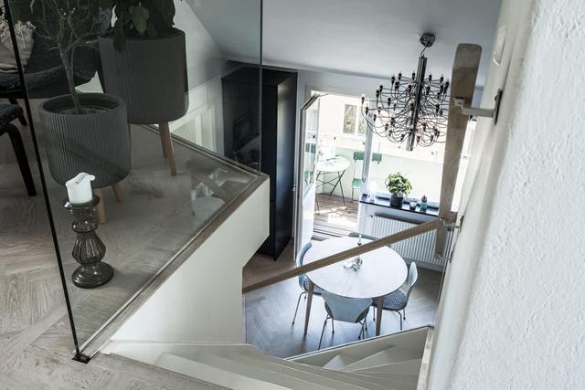 Södermalm Stockholmslägenhet med privat balkong och stadssilhuettutsikt