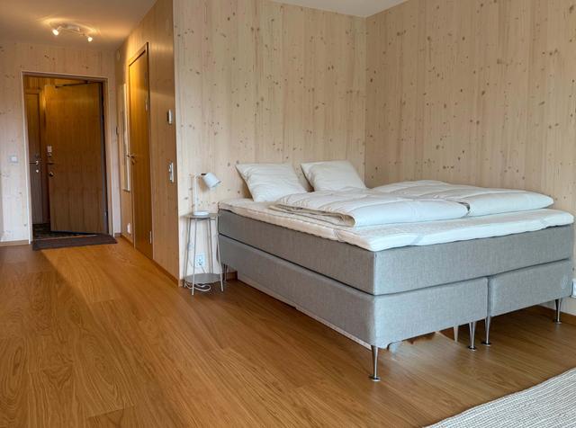 Modern studiointeriör på Kungsholmen, privat balkong för kaffestunder, stor innergård