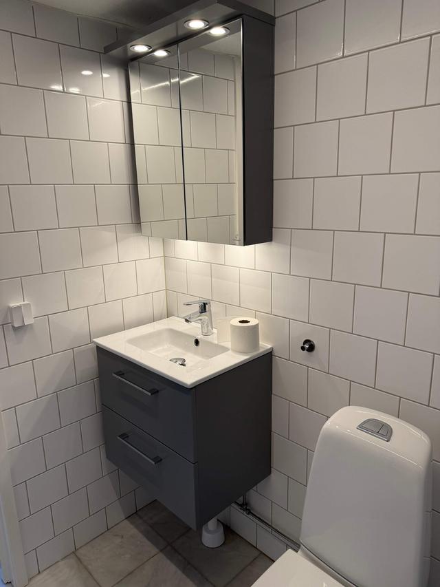 Soffa i bottenvåningslägenhet i Råsunda, Solnas lummiga bostadsområde