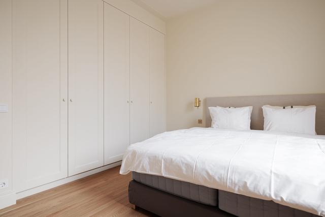 Skandinavisk lägenhetsinteriör med privat balkong i Östermalm, Stockholm