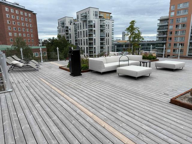 Modern studiointeriör på Kungsholmen, privat balkong för kaffestunder, stor innergård