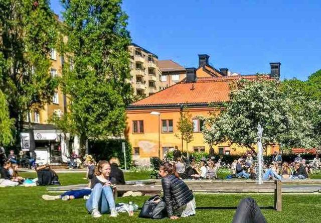 Rymligt vardagsrum i SoFo med stora fönster mot innergården