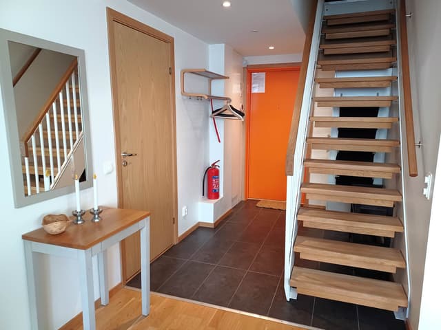 Top-floor apartment in central Åre with slanted ceilings, natural light and ski storage near the lifts