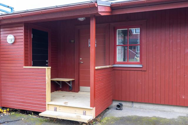 Vardagsrum och kök i Åre Fjällby lägenhet, master sovrum, barnrum med våningssäng, balkongutsikt