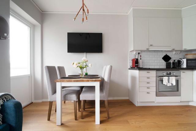 Mysigt vardagsrum i Åre-lägenhet, modern matplats och kök, master sovrum och sovrum 2