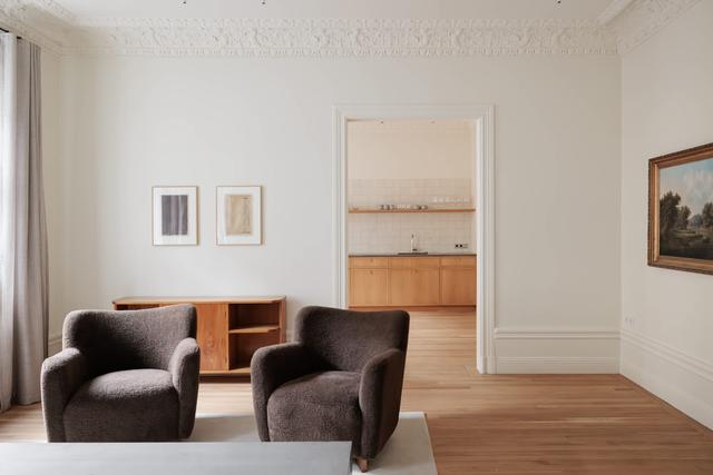 Skandinavisk lägenhetsinteriör med privat balkong i Östermalm, Stockholm