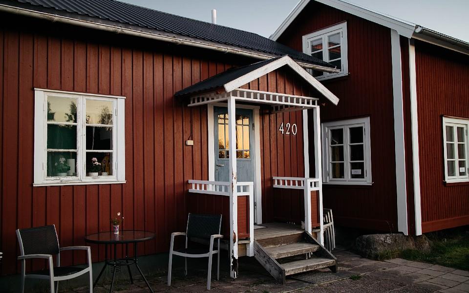 What should a cabin include when renting it out?