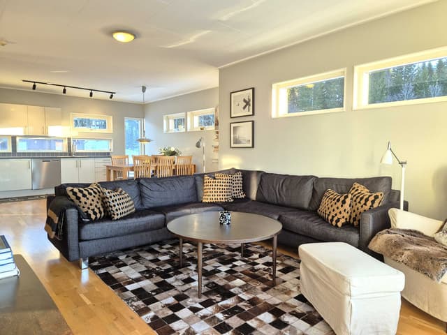 Top-floor ski-in apartment in Björnen with sauna, south-facing balcony, ski storage and parking