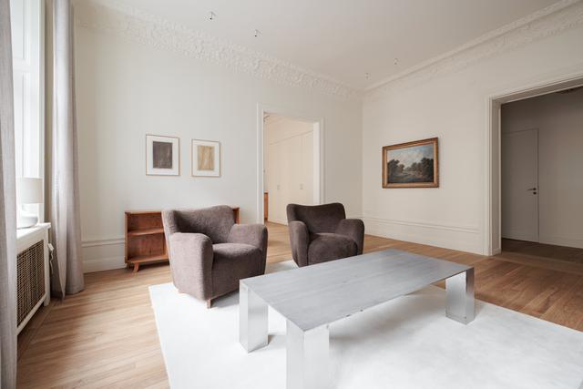 Skandinavisk lägenhetsinteriör med privat balkong i Östermalm, Stockholm