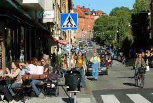 Rymligt vardagsrum i SoFo med stora fönster mot innergården