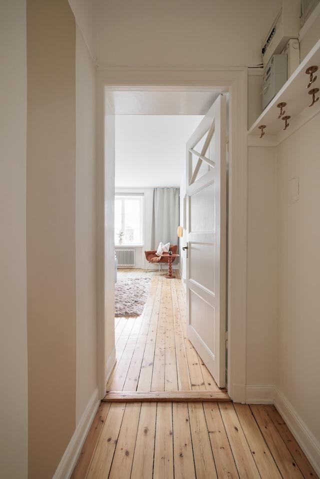 Interiör av smart studio i Vasastans historiska byggnad vid St. Eriksplan, Stockholm
