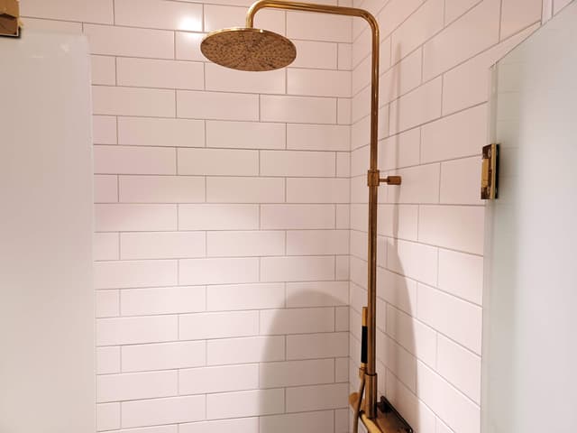 Modern lägenhet i Åre nära torget med öppen spis, privat bastu, balkong och nära till liftar.