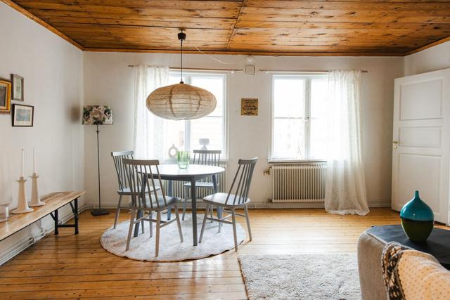 Gothenburg 1BR apartment with spacious windows and cozy decor.