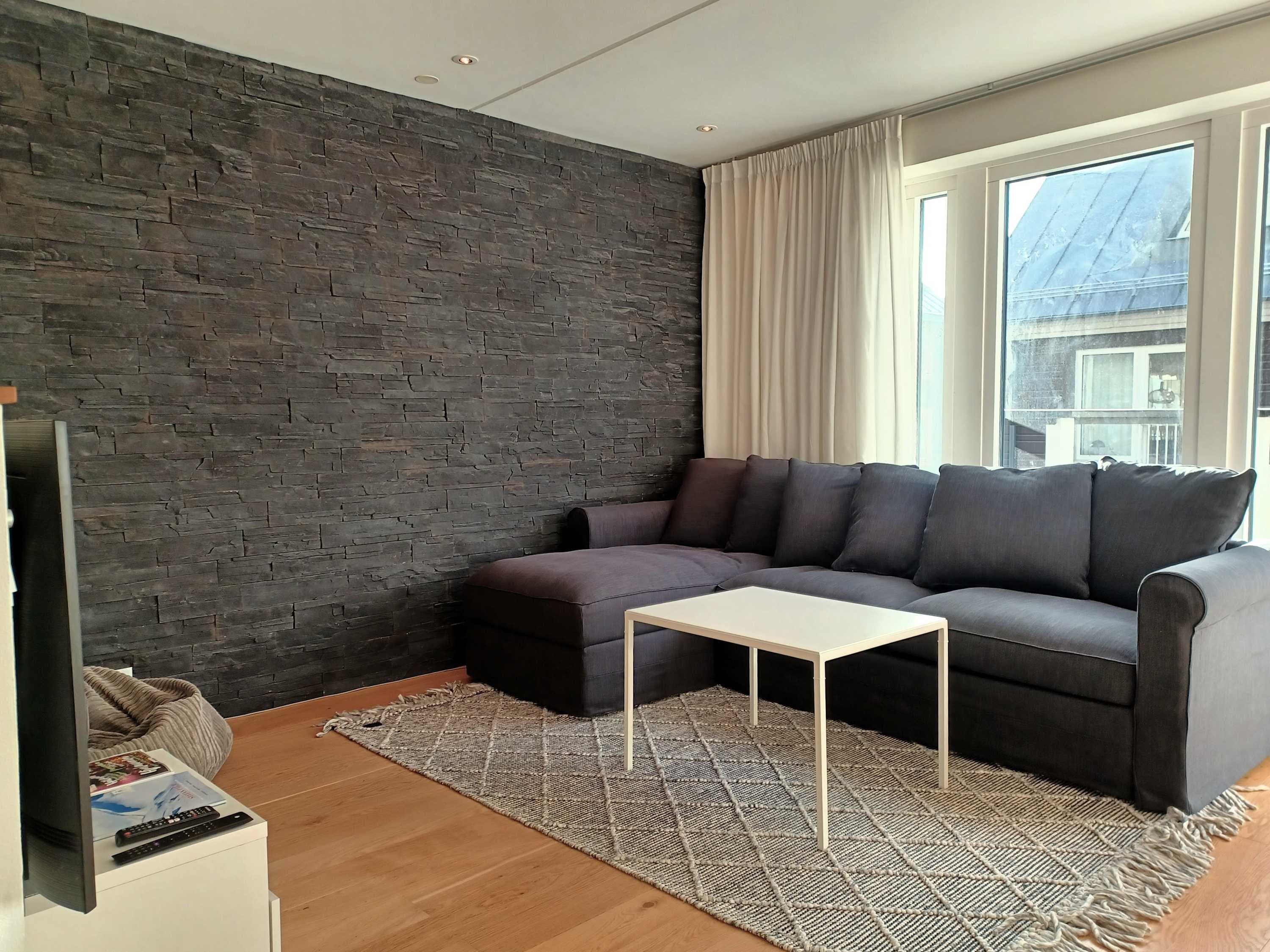 Parhuslägenhet i Åre med sydläge, vardagsrum med eldstad och privat bastu