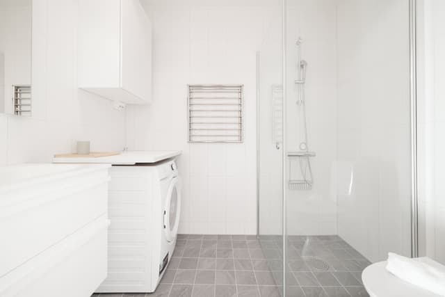 Master bedroom i en ljus lägenhet i Huvudsta, Stockholm