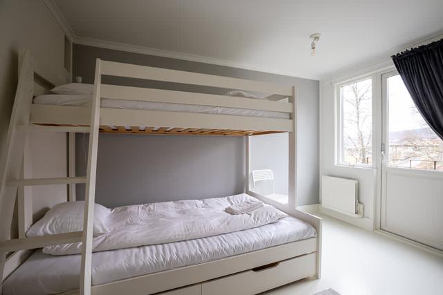 Åre skidhus exteriör, vy från balkong, bastu interiör, privat parkering