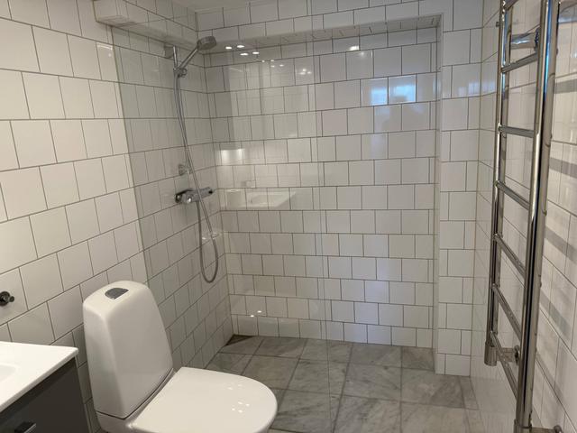 Soffa i bottenvåningslägenhet i Råsunda, Solnas lummiga bostadsområde