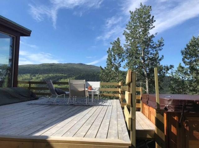 Panoramic Åre Lake views from cozy mountain retreat.