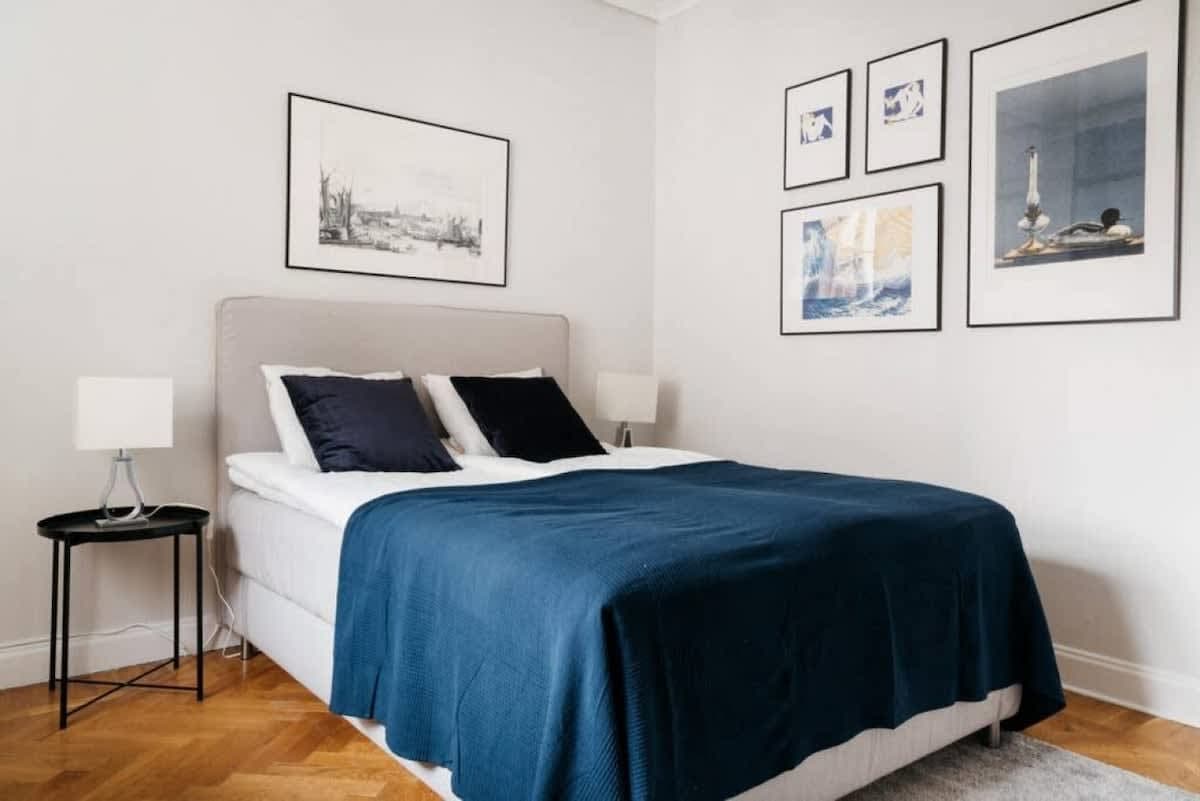 Interiör av mysigt studio nära Mariatorgets caféer och unika butiker.