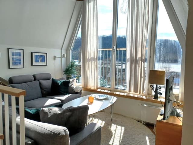 Modern etagelägenhet i centrala Åre med sjöutsikt, takterrass och privat bastu nära skidliftar