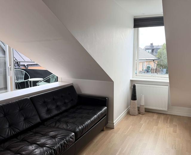 Öppen planlösning kök och matplats i en tvåa på översta våningen i centrum