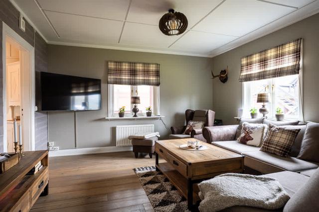 Åre skidhus exteriör, vy från balkong, bastu interiör, privat parkering