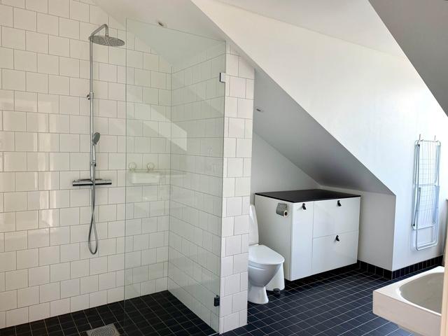 Öppen planlösning kök och matplats i en tvåa på översta våningen i centrum